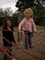 Klettern auf dem Spielplatz, Juni 2012